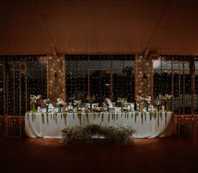 Mladenački stol s pogledom na jezero