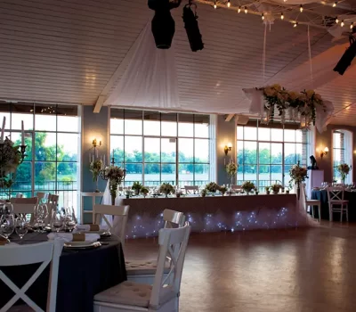 Mladenački stol s pogledom na jezero - dan